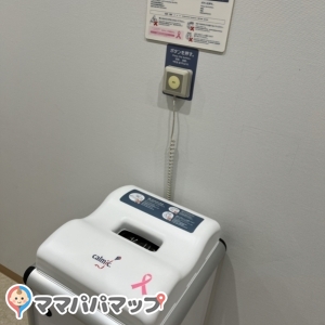 ボタンを押すと圧縮して中に入っていくオムツ捨てゴミ箱
