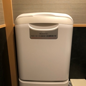 多目的トイレ内のオムツ交換台