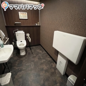 高倉町珈琲 八王子店(1F)の授乳室・おむつ替え台の写真(2枚目)