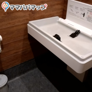 身障者用トイレ内にオムツ台1台と、オムツ用ゴミ箱あり。