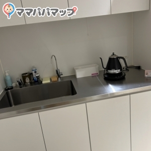 調乳機はないけど水道があるので冷ますことはできました。ポットは市役所のなのかコンセントなど入っておらず使えませんでしたのでお湯はないとミルクがすぐ作れないかなと。