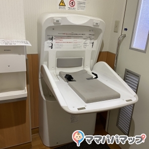多目的トイレに1台、女性トイレのオープン部分に1台、合計2台ありました。比較的綺麗です。