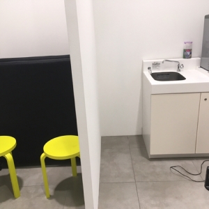 授乳スペースは丸イスのみ