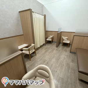 一人一個椅子とテーブルがあります。平日のお昼に利用したところ授乳室に人はいませんでした。