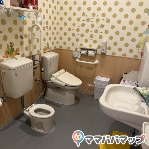 多目的トイレ？にオムツ替え台、子供トイレ、踏み台もありました。