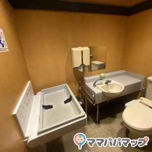 多目的トイレにオムツ台があります