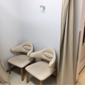 横並びの椅子が2つと荷物ハンガー1個のみ