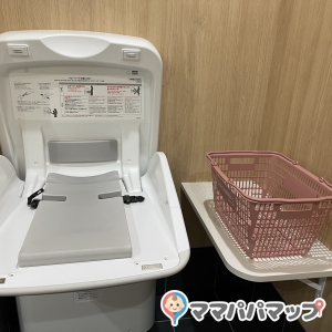 カワチ薬品 鹿沼上殿店の授乳室・おむつ替え台の写真(2枚目)