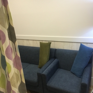 相席の授乳室のソファ