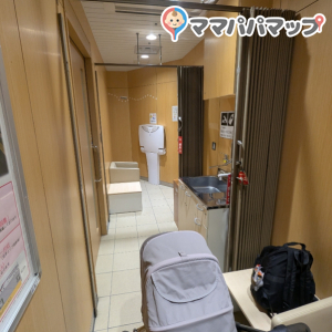 ベビーカー余裕で入ります。空調が効いていて、待合室の声も遮断され静かです。