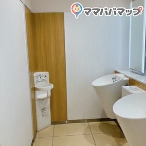 女子トイレ内の手洗い場です！キッズチェアがあって便利です