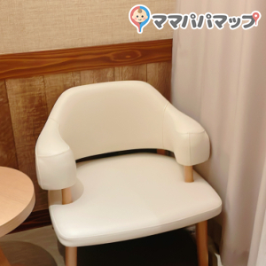 ベビーケアセンター内は男性も入室可能。扉を隔ててその奥に授乳室があります。授乳室は女性Onlyで、室内の間仕切りはカーテンのみです。