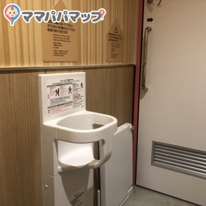 着替え用の台とベビーチェアもありました