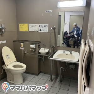 多目的トイレ内にもおむつ交換台があります。