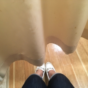 足元がカーテンから見えます