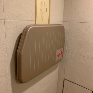 車椅子用のトイレの中にオムツ台あり(丸椅子もあり)