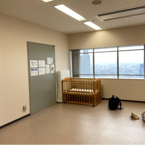 託児室内のベビーベッド