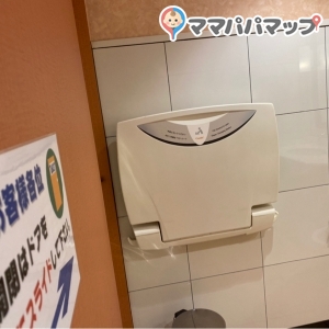 多目的トイレ内にベビーシートあります
