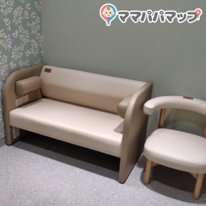 授乳室 イスとソファ