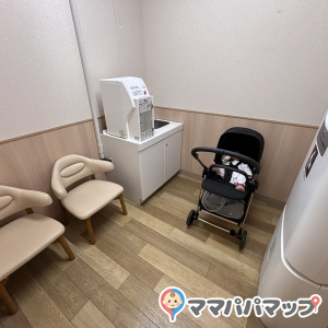 2階に一部屋ですが、広くて鍵もかけられて綺麗でオムツ替え台も綺麗でありがたいです！ライフさらに好きになりました