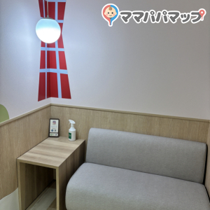 広くてめちゃくちゃ綺麗でした。授乳室は4部屋あり全てデザインが違いましたが淡い色で落ち着きます。テーブルにはアルコールスプレーも常備されていました。