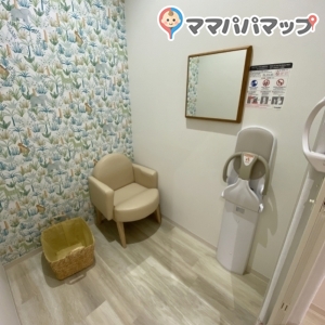 授乳室は個室で広々、ベビーキープもついてます