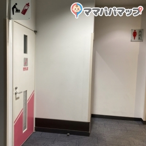 授乳室の近くに自販機とお手洗いがあります。