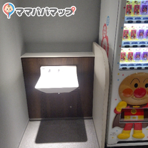 ２階中央トイレ横オムツ替えスペース