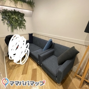 大きなソファの共有授乳室