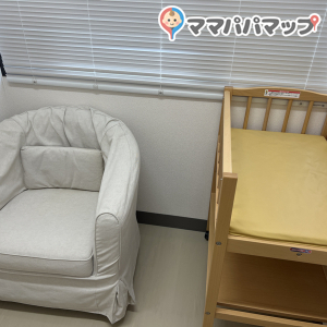 豊中市地域共生センター東館(まるぷらっと東館)(1F)の授乳室・おむつ替え台の写真(1枚目)