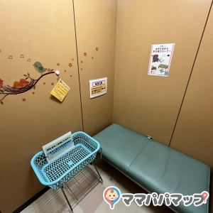 1F小児科入ってすぐ右側にある授乳室。2部屋あり、利用前後に看護師さんに声を掛けます。荷物置きもあり、椅子もそこそこスペースがあるので使いやすかったです。