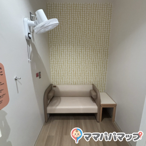 男性立ち入り禁止の授乳室は計4部屋あり2部屋は長椅子もう２部屋は単椅子になっておりベビーカーでも入れそうなお部屋でした。