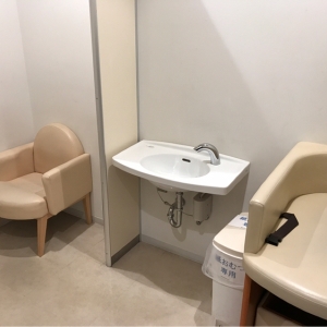 授乳室はカーテンしきりなく、となりにオムツ替え台