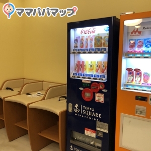 おむつ交換台と自動販売機(ミネラルウォーターなし)