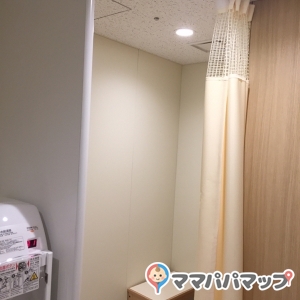 カーテン付き個室授乳室