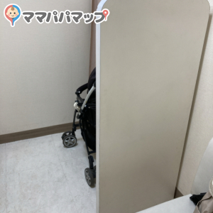 やや殺風景さを感じますが、ガラガラなのでベビーカーは余裕で入れます。授乳室はカーテンで閉めるタイプ。1、2歳の子がいたずらで開けてしまう可能性はありますが、ソファーは奥まった衝立ての向こう側なのでみられる心配はないかと思います。私は念のため、バギーをバリケード代わりに起きました。シンクはすごく古いです。手を洗う感じで使えます。