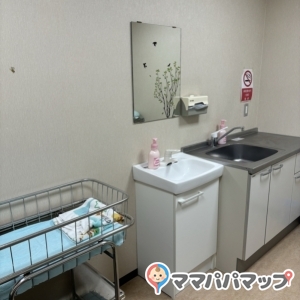 ベビーベッドと水道があるのでオムツ交換もしやすかったです。