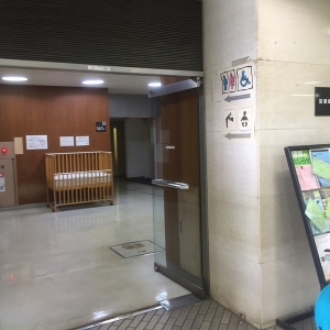 館内のいたる所にオムツ替え台があります。