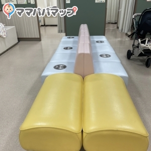 イスは広々使えて、ミルクの方はここであげることができます。