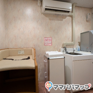 オムツ交換台1、調乳器1