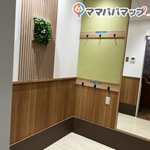 荷物をかけるフック、鏡