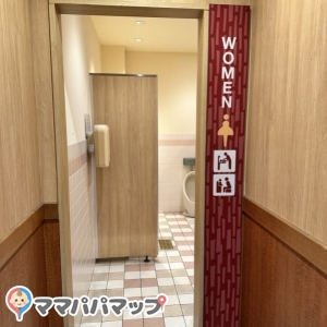 新鮮激安市場！伏見丹波橋店(2F)のオムツ替え台情報 画像1