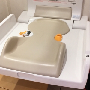 ベンチのすぐ横にあるので、座っている方がいたら利用しずらいです