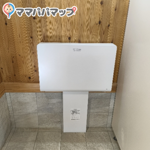 男性用トイレにもおむつ交換台があります
