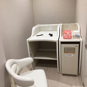 オムツ交換台とイス