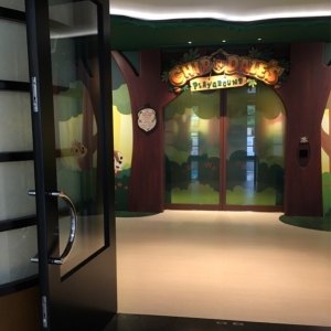 ここを入って、左にナーサリールームがあります。遊び場は、宿泊者限定のようです。2019.08.27