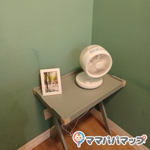 授乳室内に扇風機があります
