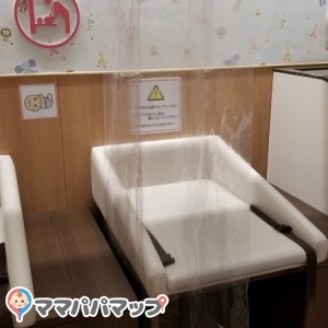 コロナ対策のためかオムツ台の間にビニールシートが張られていました。