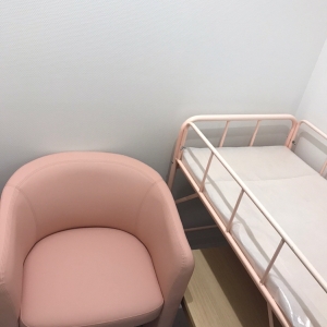 ベッドには使い捨ての紙が敷かれています。交換頻度は不明ですが、清潔感はあります。