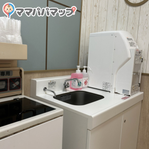 セリアの隣にありました。入り口にはベビーカー置き場がありわざわざおむつ台に持って行かなくてもいいのが嬉しいです。土曜日に利用しましたが、一階の場所より静かめでミルクもあげやすかったです。
